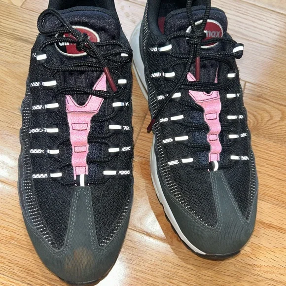 Nike Air Max 95 Red and Black Sneakers size 11 - Picture 3 of 8